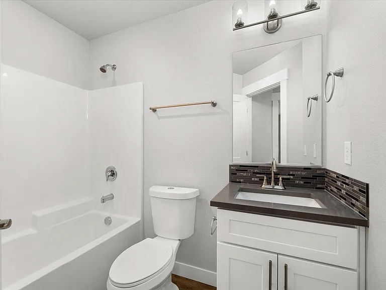 622 W 6th St — Photo 11