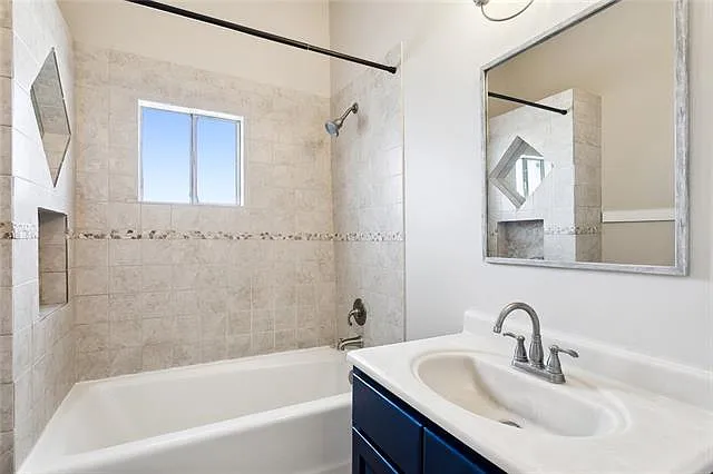 2 bed, 1.0 bath, 867 sqft, $1,500 — Photo 2