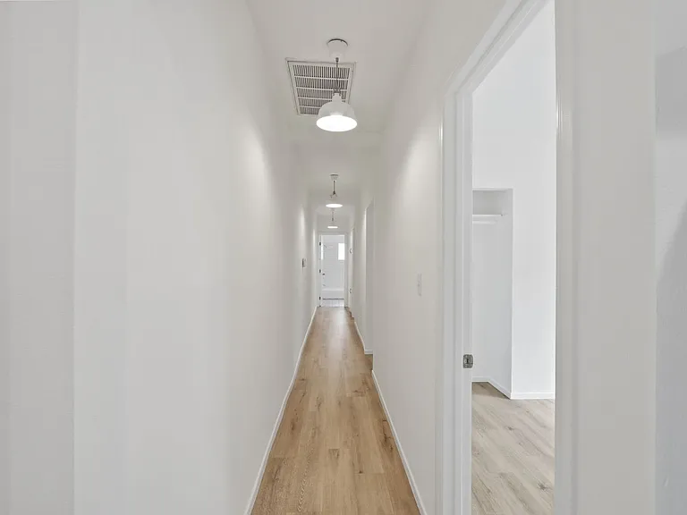 2435 Houston St — Photo 5