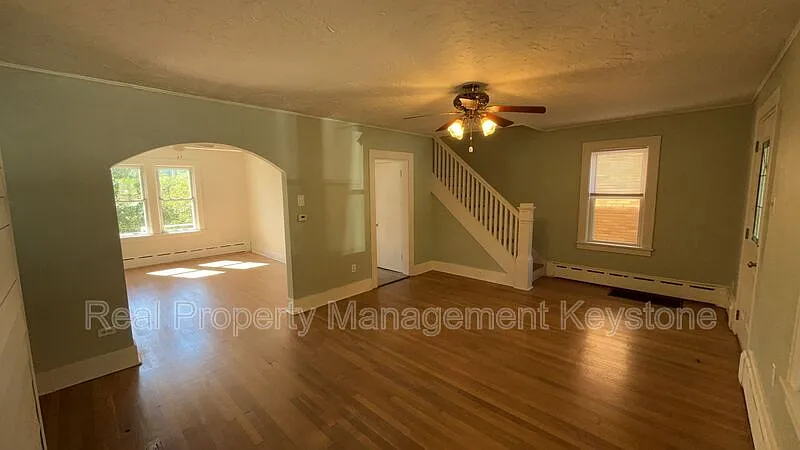3 bed, 1.0 bath, 1320 sqft, $1,600 — Photo 2