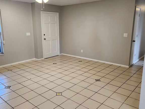 3rd image of 2049 Maravilla Cir