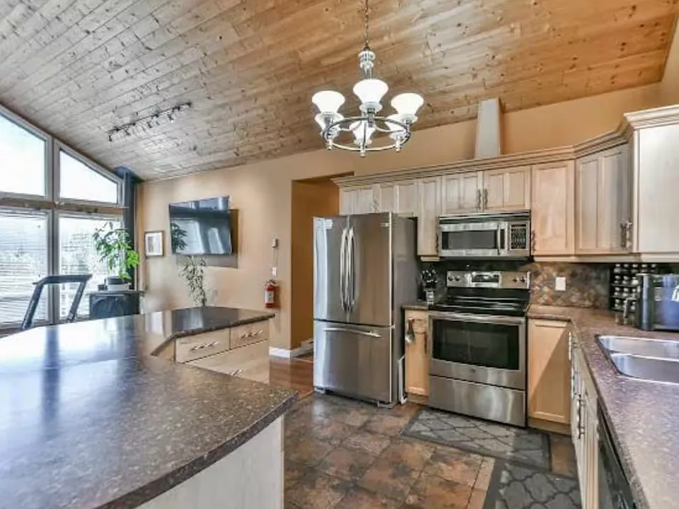 Full kitchen