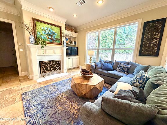5th image of 809 Beaumont Dr
