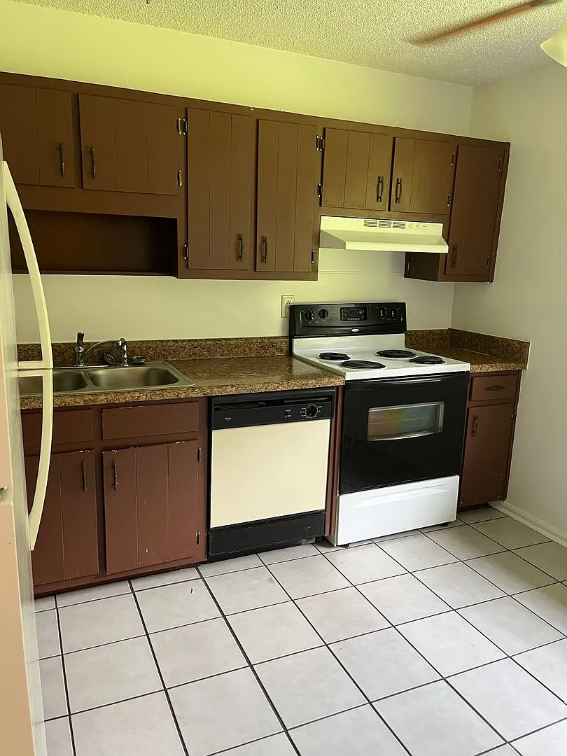 Carlton Commons Apartments — Photo 4