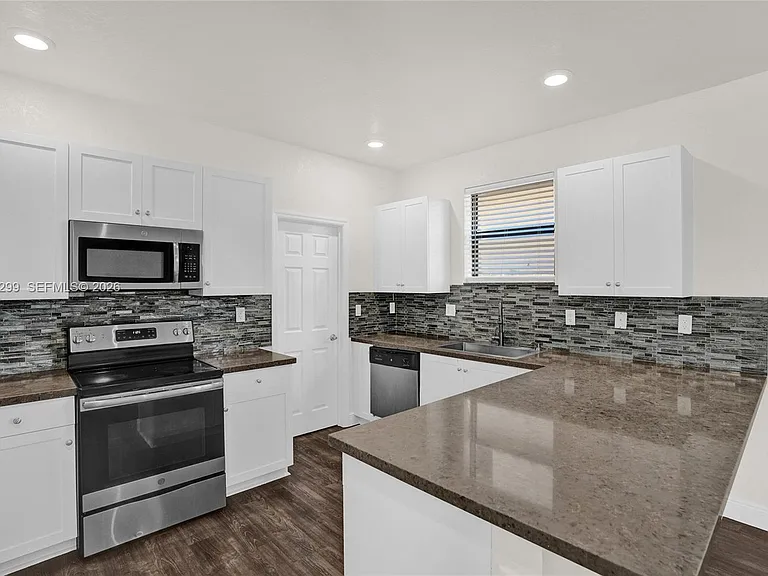 2502 NE 1st St — Photo 11