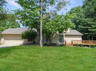 43162 W Kirkwood Dr, Clinton Township, MI 48038