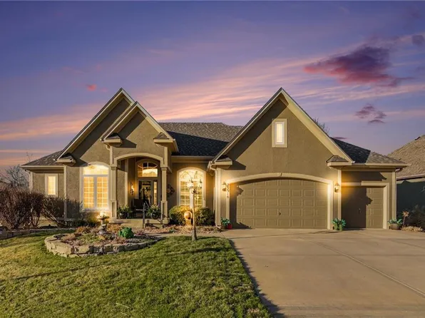 23518 W 72nd Ter, Shawnee, KS 66227