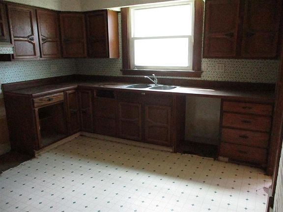 4th image of 718 Logan St