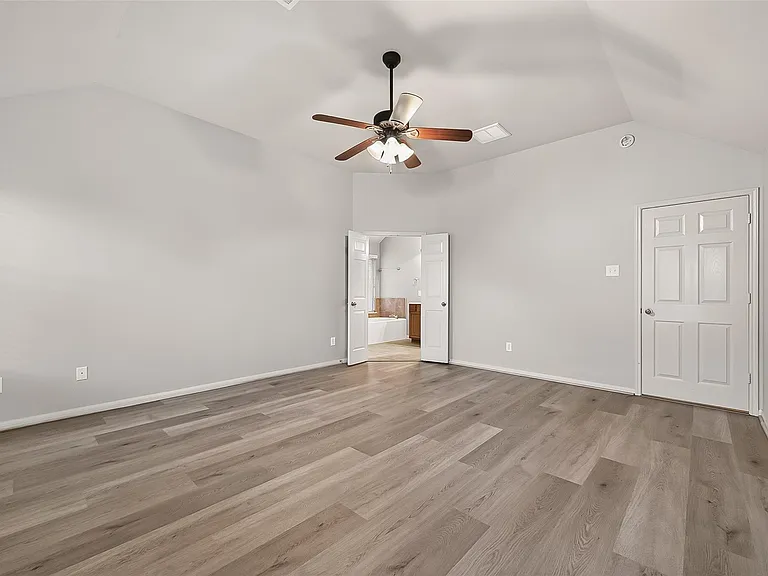 28207 Chalet Park Dr — Photo 22