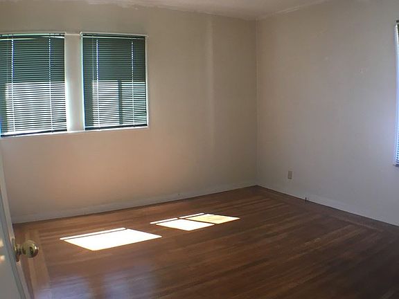3rd image of 842 Kenyon Ave