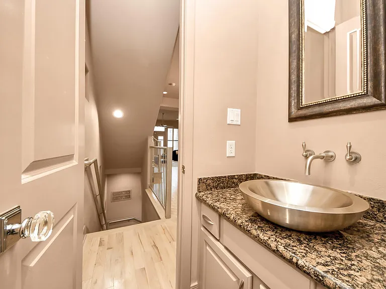 5217 Lillian St — Photo 9