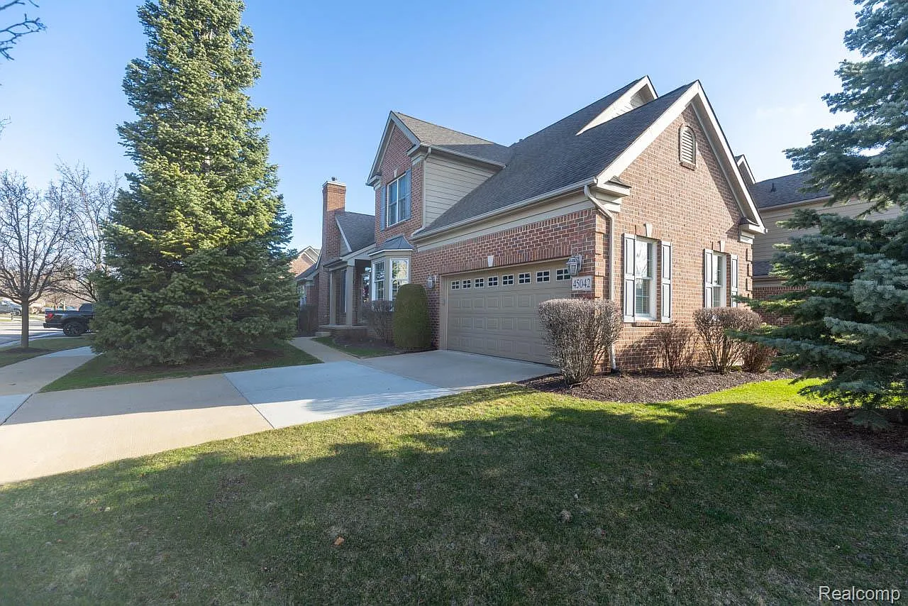 45042 Broadmoor Cir S photo 1