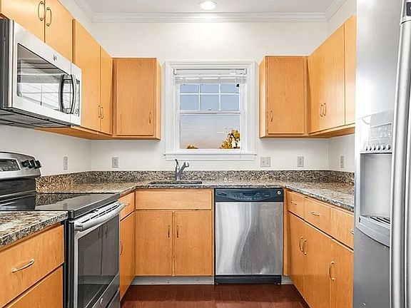 4th image of 600 North Broadway