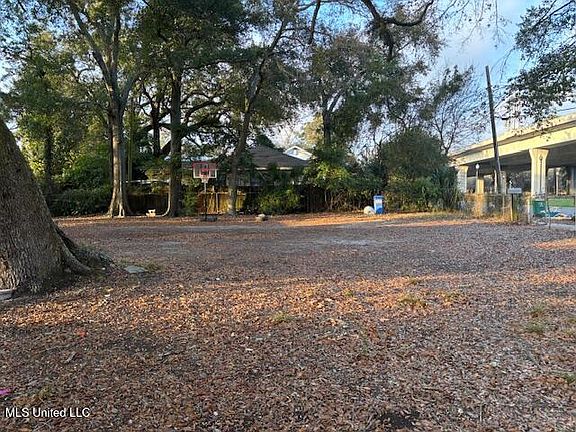 3rd image of 205 Hopkins Blvd