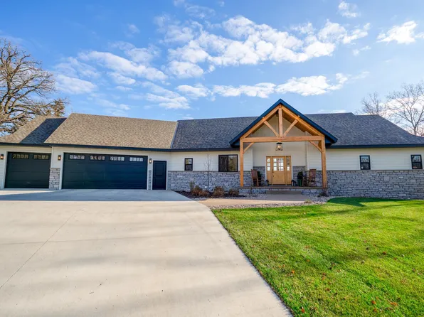 131 Pine St NW, New London, MN 56273