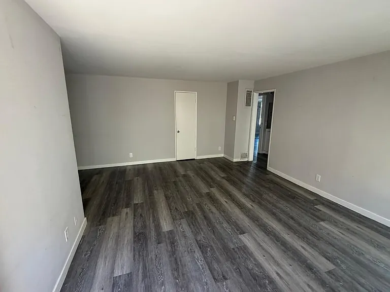 5354 Yarmouth Ave — Photo 9