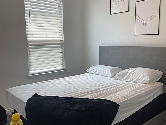 Middle guest bedroom