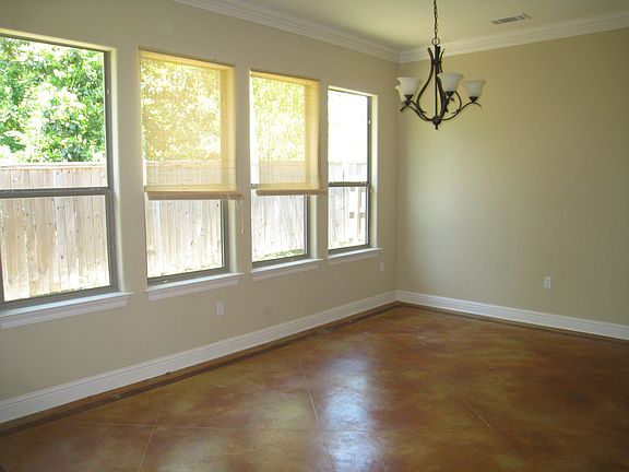 Sunny breakfast room.