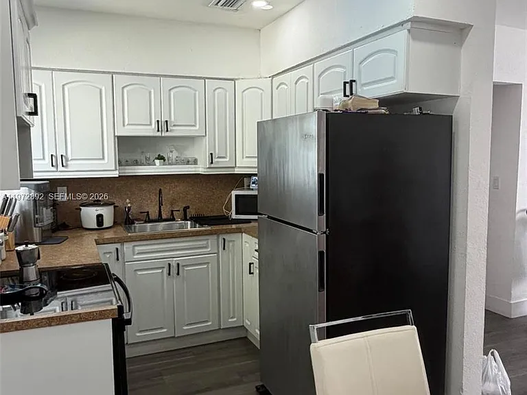 331 NW 39th Ave — Photo 3