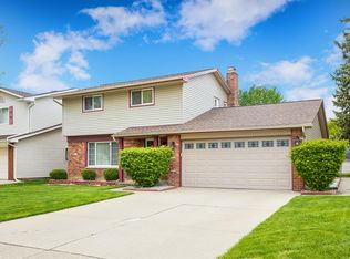 628 Sheffield Rd, Auburn Hills, MI 48326