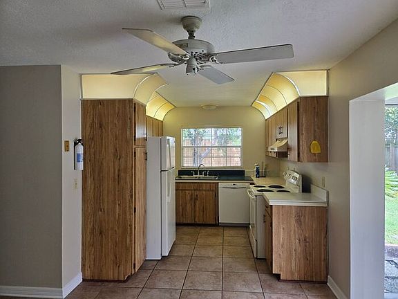 3rd image of 1666 Tremont Ln