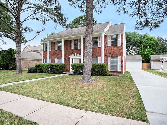 The newly resurfaced driveway (January 2019) has plenty of parking space!