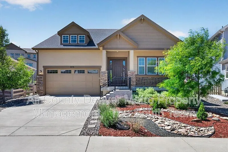 5 bed, 3.5 bath, 4640 sqft, $3,995 — Photo 2