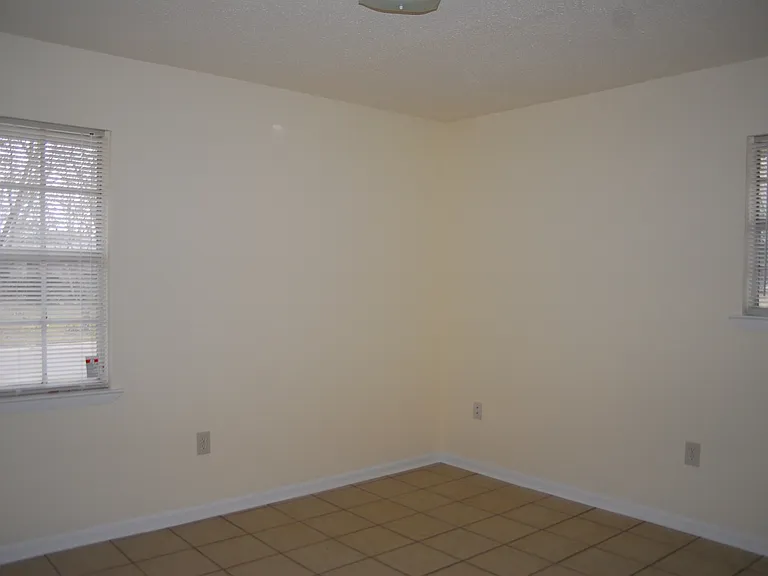 1005 Debra Dr — Photo 6
