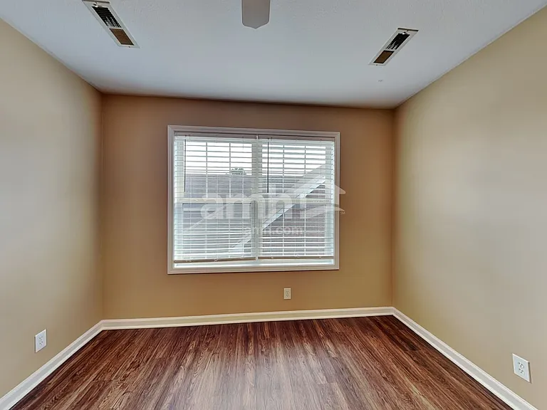 1004 Hendricks Ct — Photo 18