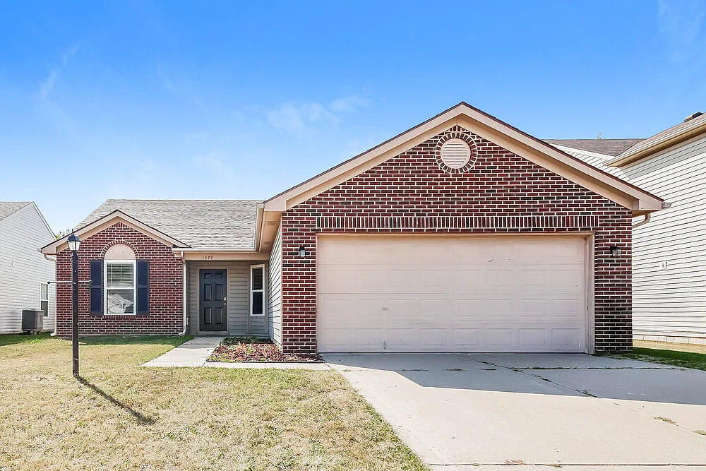 3 bed, 2.0 bath, 1204 sqft, $2,240 — Photo 1