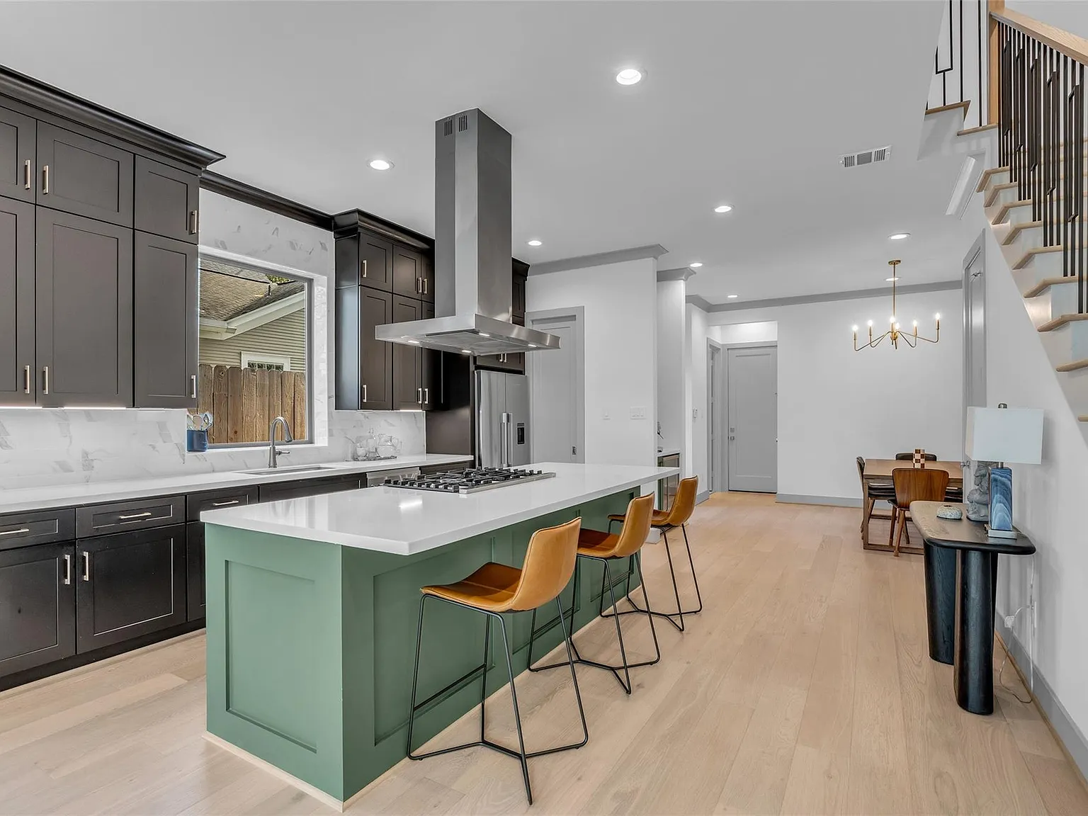 4 bed, 3.5 bath, 3144 sqft, $6,300 — Photo 2