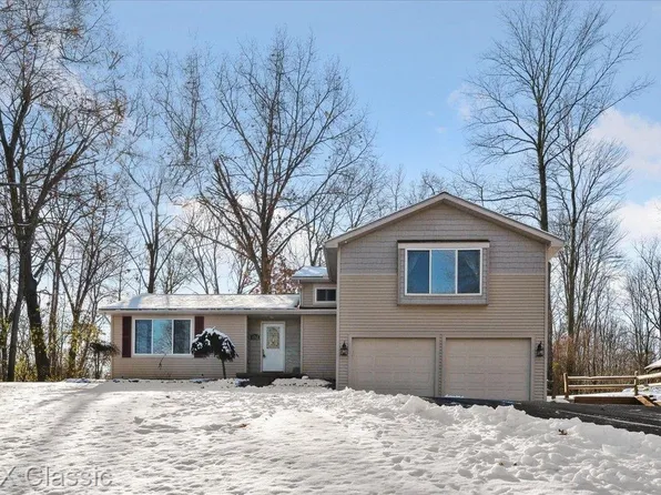 1712 Ridge Rd, White Lake, MI 48383