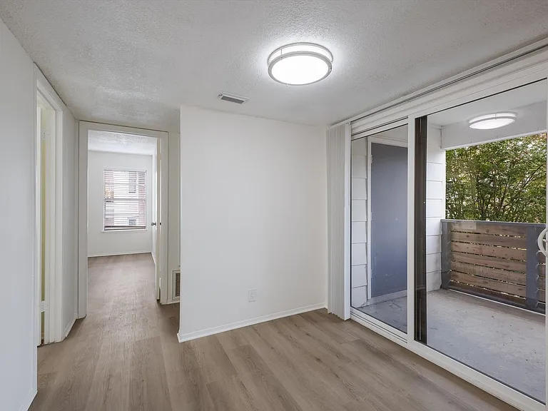 404 E Park Ave #12 — Photo 9