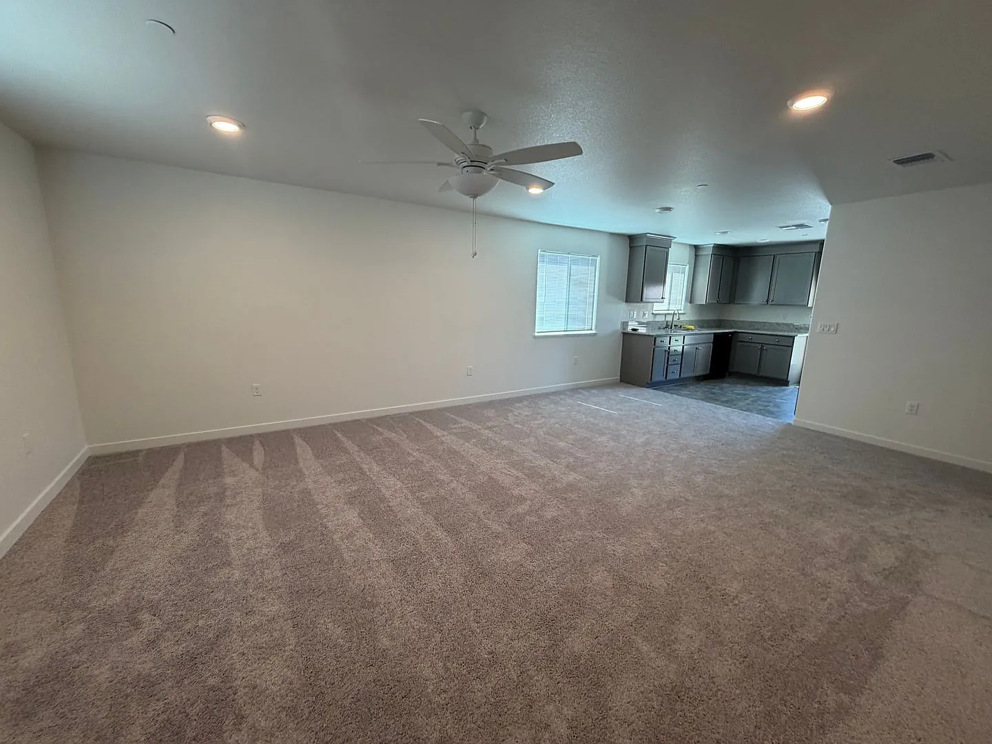 Beautiful Brand-New home for rent in Corcoran — Photo 2