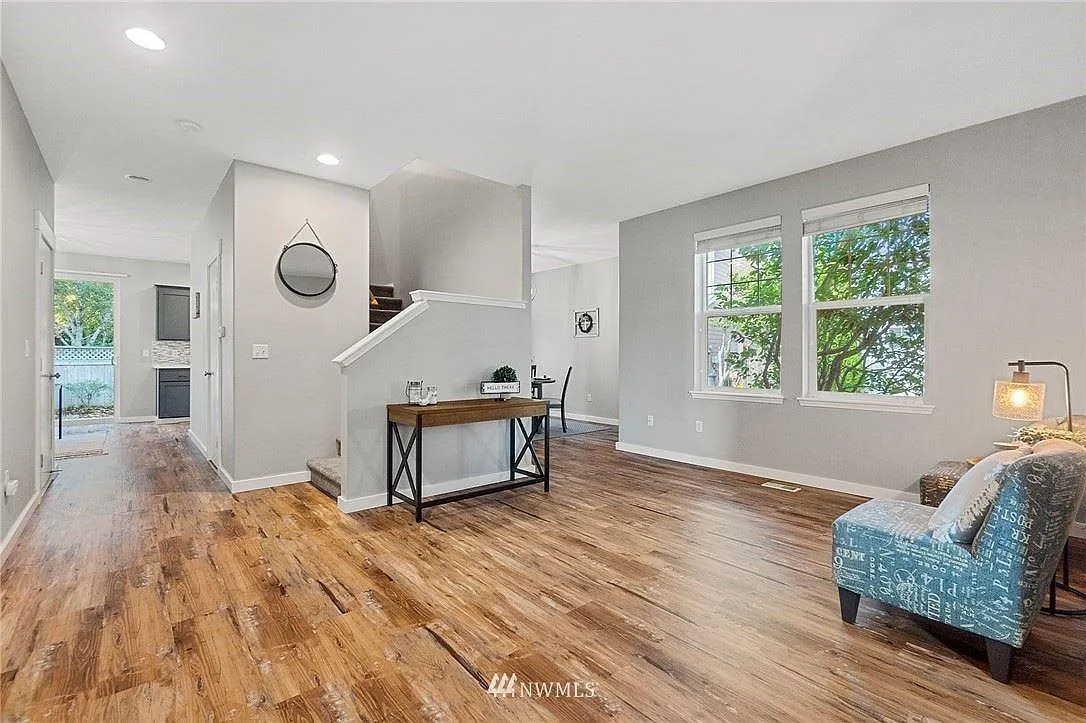 4 bed, 2.5 bath, 2467 sqft, $2,900 — Photo 2