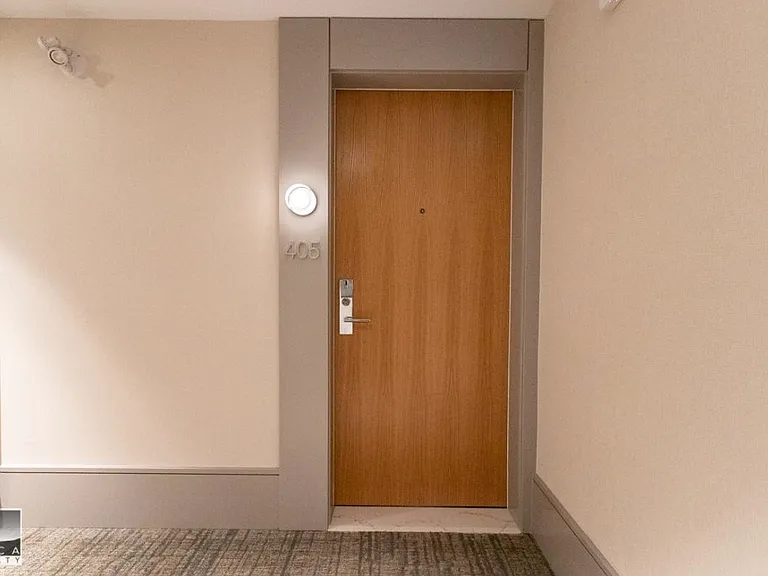 3220 Connaught Cres #305 — Photo 9