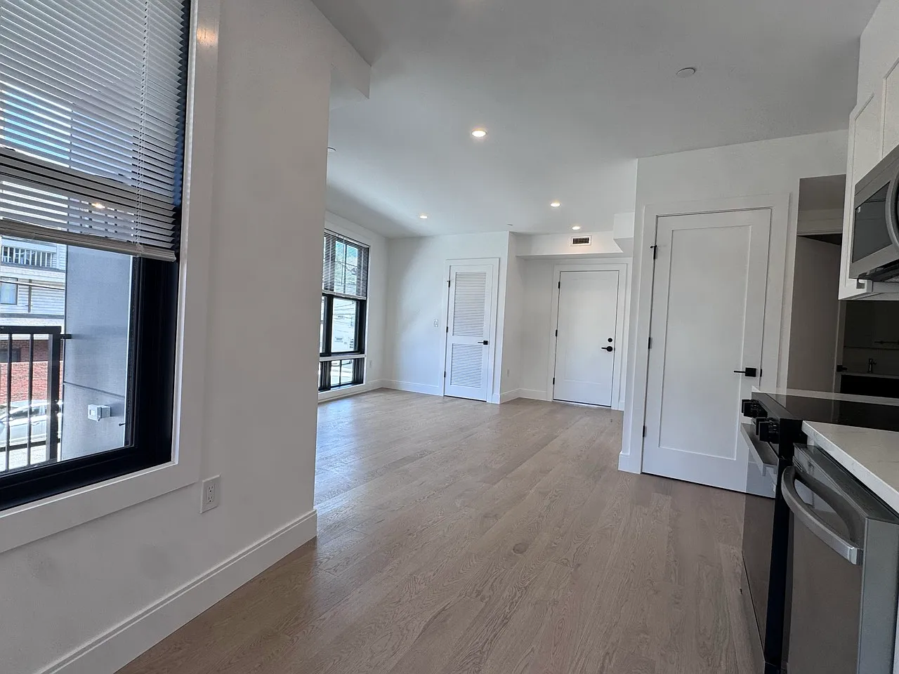 2 bed, 900 sqft, $4,525 — Photo 4