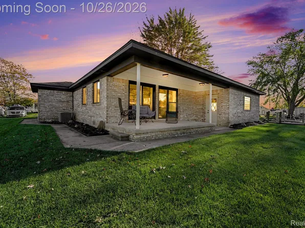 2037 W Park Dr, Algonac, MI 48001