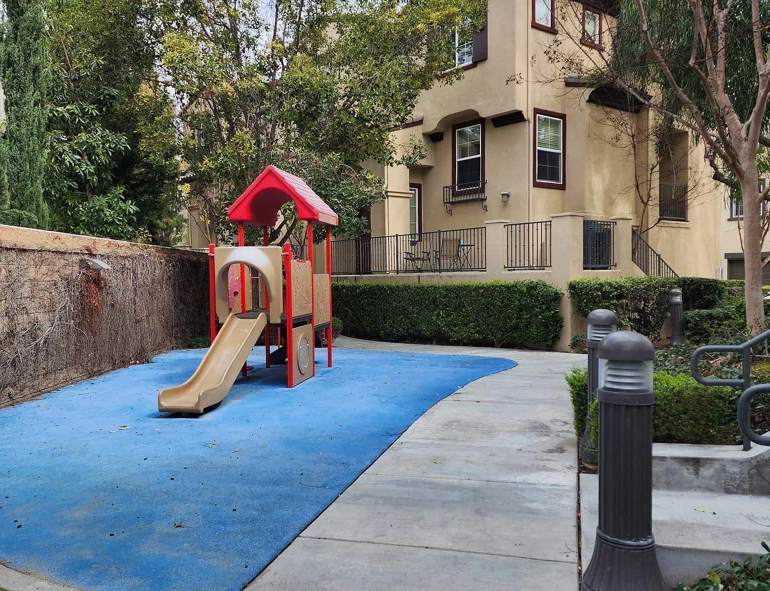 3 bed, 2.5 bath, 1492 sqft, $4,000 — Photo 2