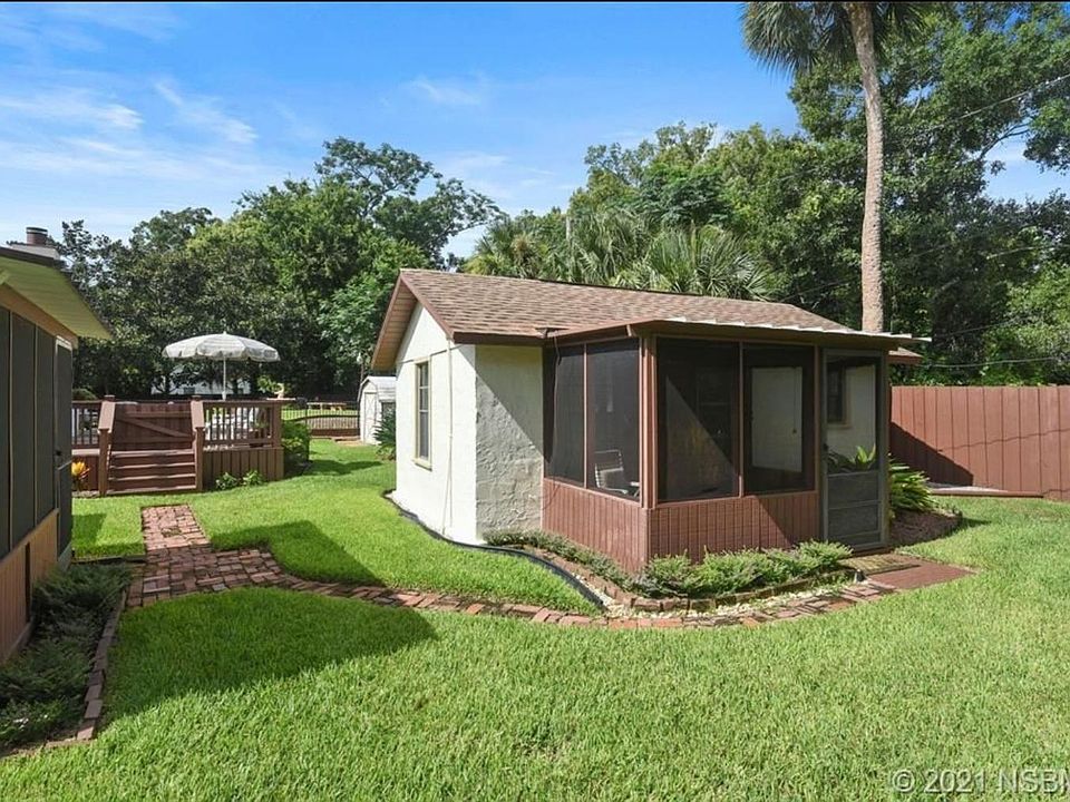 Cottage House Front, Enclosed Patio