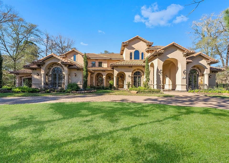 Welcome home to 22 Hepplewhite Way located in prestigious Carlton Woods The Woodlands.