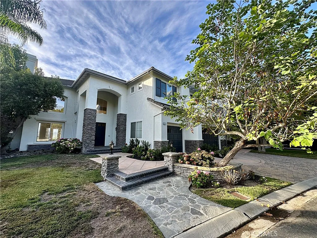 5 bed, 4.5 bath, 3961 sqft, $10,000 — Photo 2