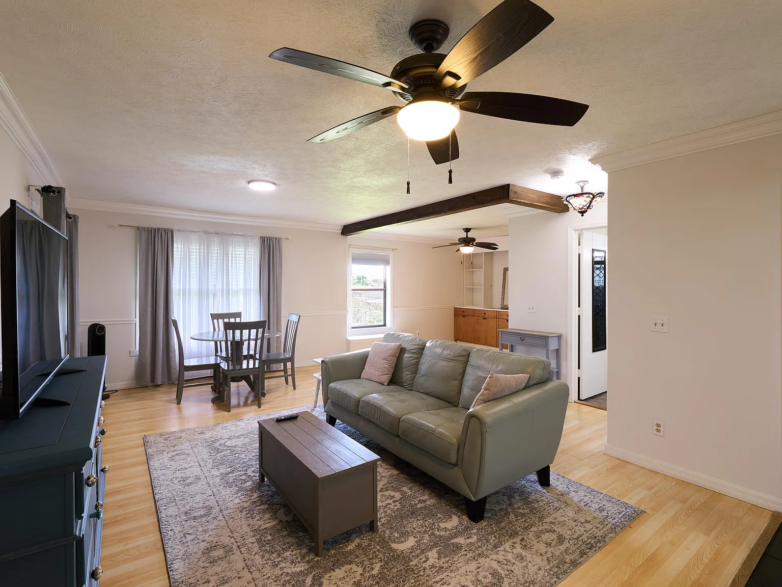 1 bed, 1.0 bath, 969 sqft, $1,950 — Photo 3