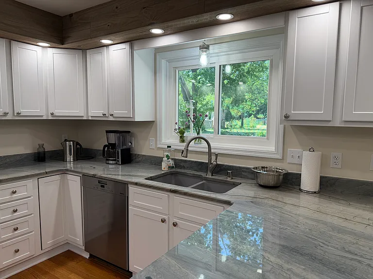 W176N8625 Sunset Ridge Dr — Photo 10