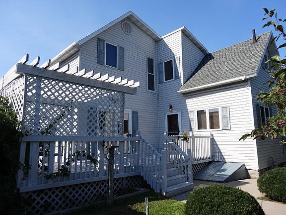 2nd image of 740 Marinette Ave