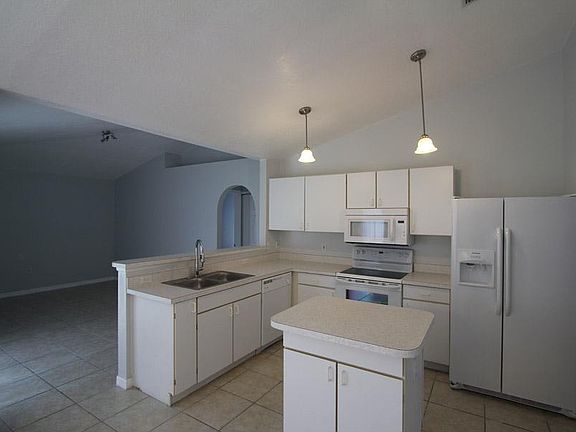 3rd image of 824 Halifax Dr