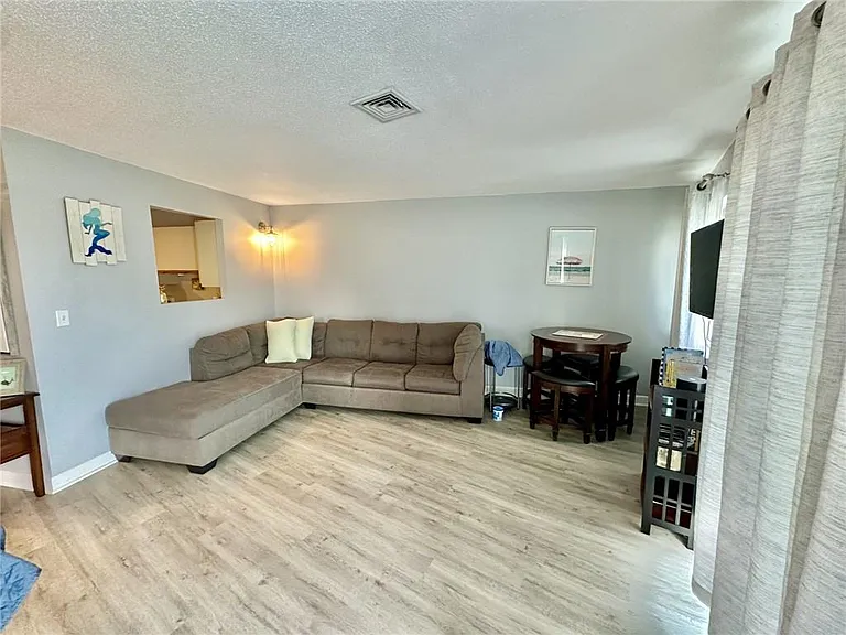 3 Capella St S — Photo 10