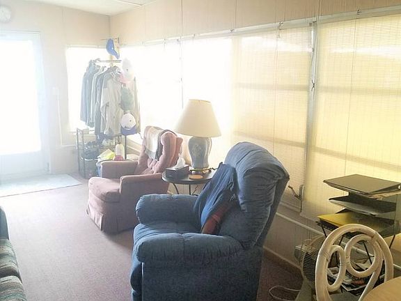 4th image of 140 Sterling Dr E