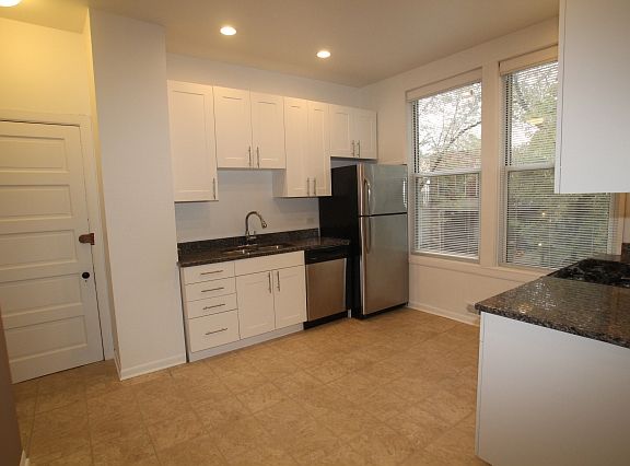 4th image of 3858 N Hermitage Ave APT 2R