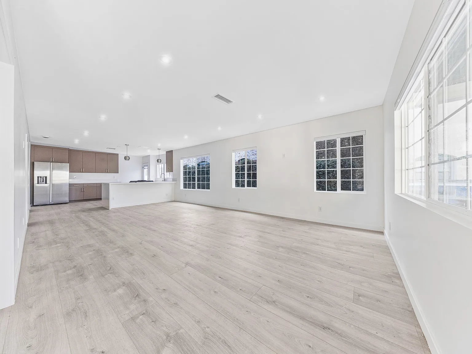 2 bed, 2.5 bath, 1350 sqft, $4,950 — Photo 2